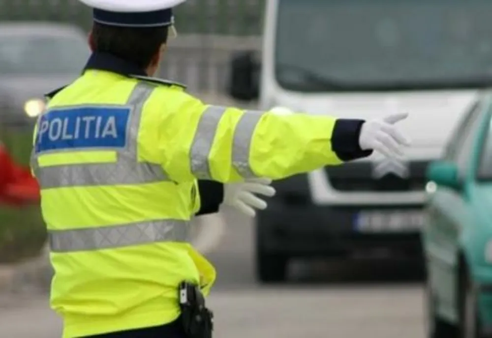 Trafic restricționat pe DN 72 din cauza unui trailer încărcat cu autoturisme