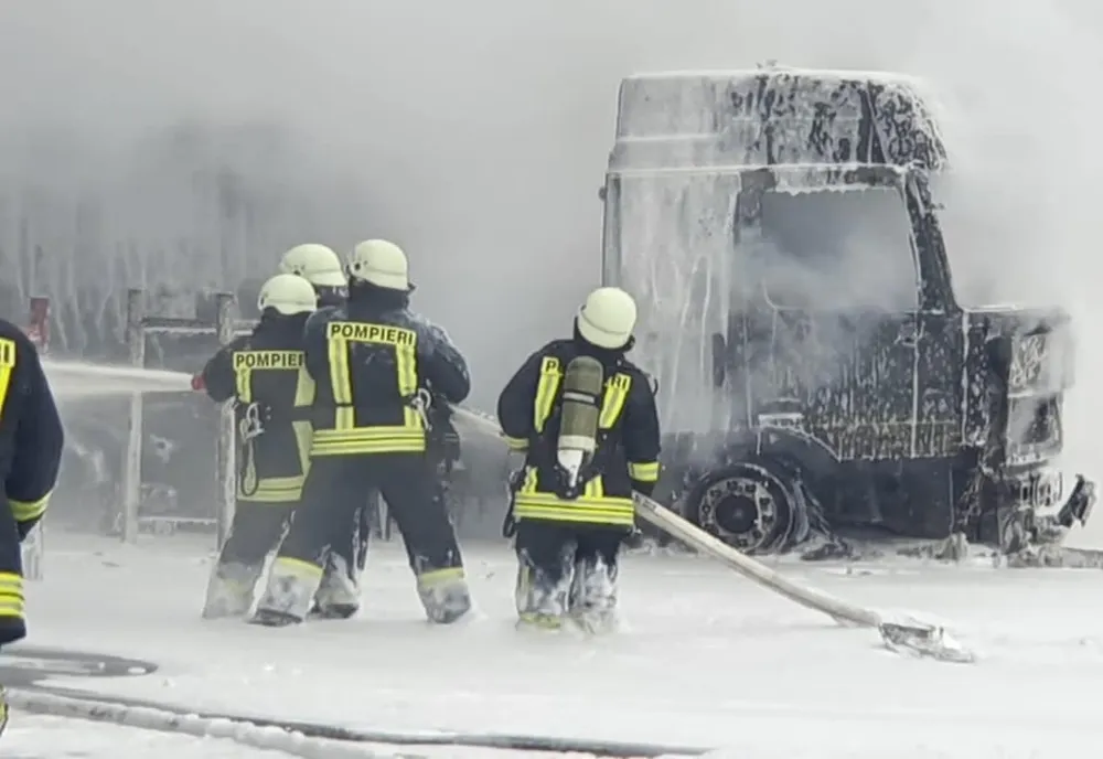 O cisternă încărcată cu motorină a luat foc, la rampa unei rafinării din Ploieşti