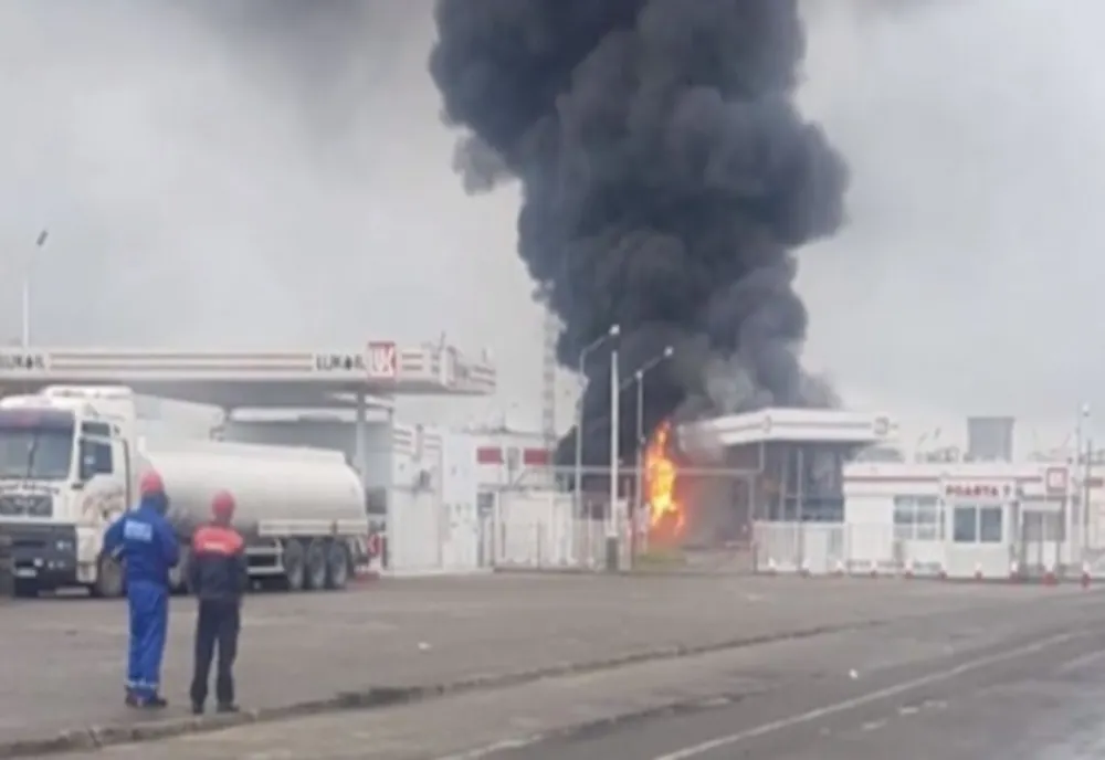 Incendiu la o rampă de încărcare a unei rafinării din Ploiești!