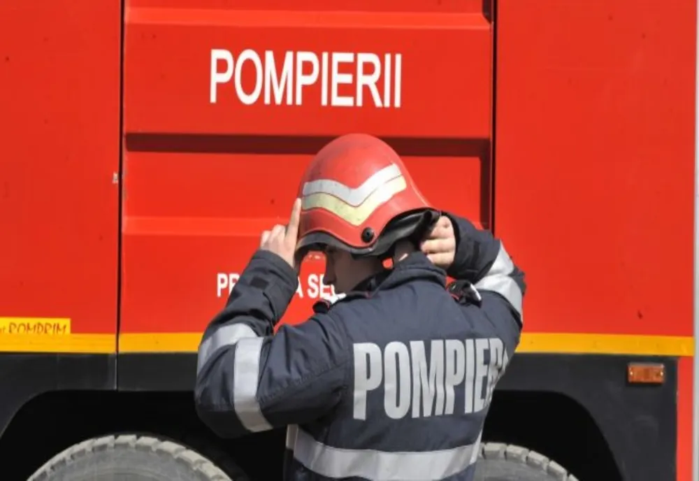 Sute de pompieri prahoveni, la datorie și de Sărbători
