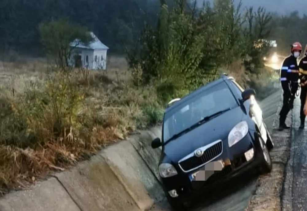 Șofer mort în Prahova după ce s-a răsturnat cu mașina în șanț
