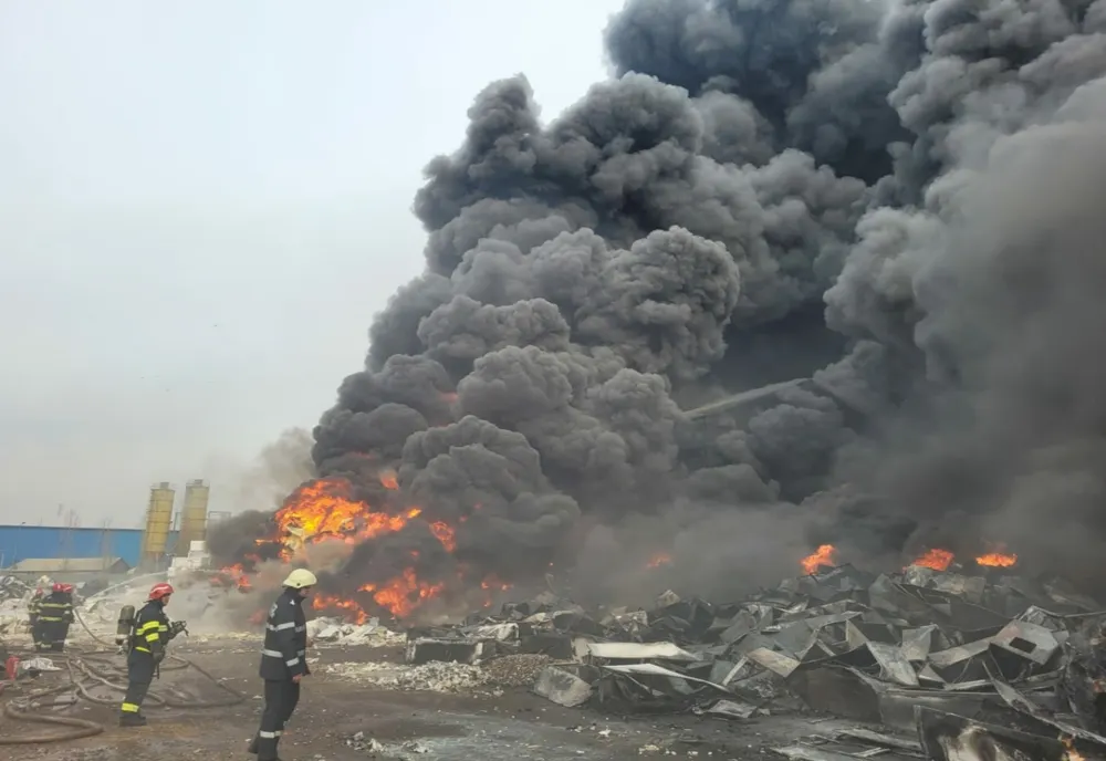 ISU Prahova intervine cu două autospeciale la incendiul de la Buzău. Un depozit de electrocasnice vechi a luat foc