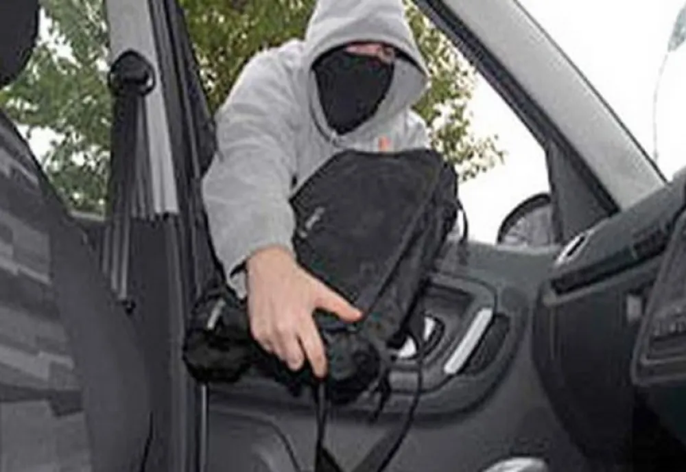 Bărbat reținut de polițiști pentru furturi din auto