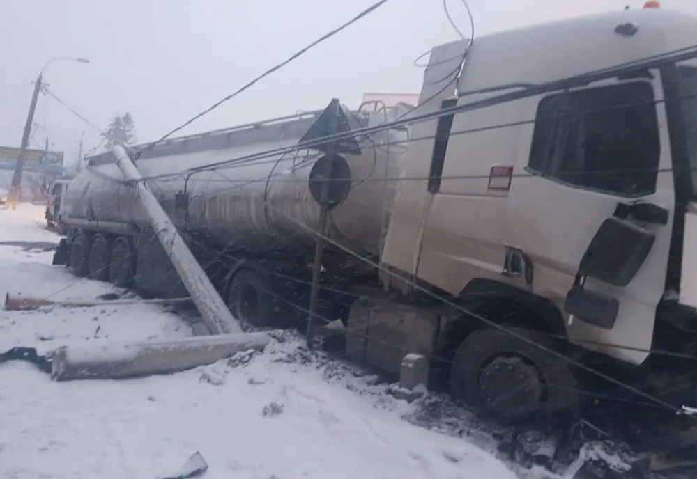 O cisternă cu benzină și motorină a intrat într-un stâlp de curent pe DN 1, la Bușteni 