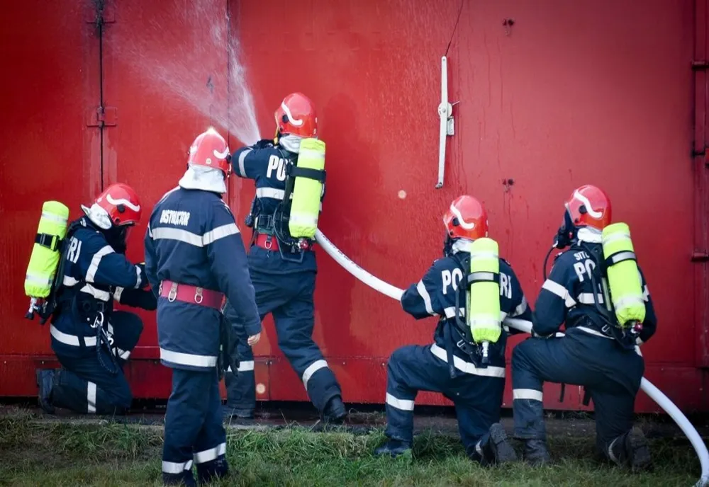 Atelier auto în flăcări, la Breaza. Pericol de explozie
