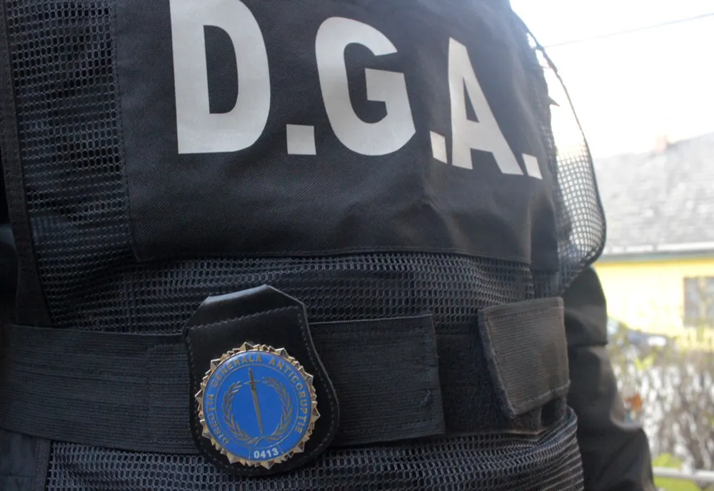 Două persoane din Prahova, trimise în judecată după ce au primit bani pentru obținerea unei cărți de identitate auto