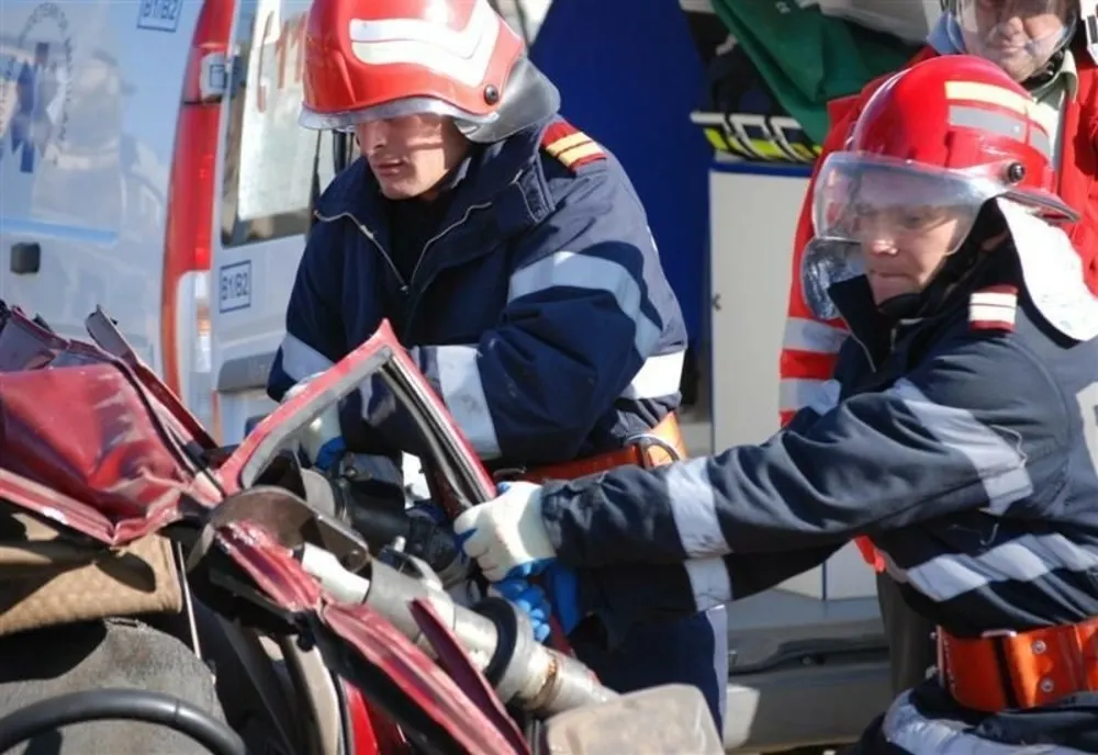 Accident rutier pe DN 1. Două persoane sunt încarcerate
