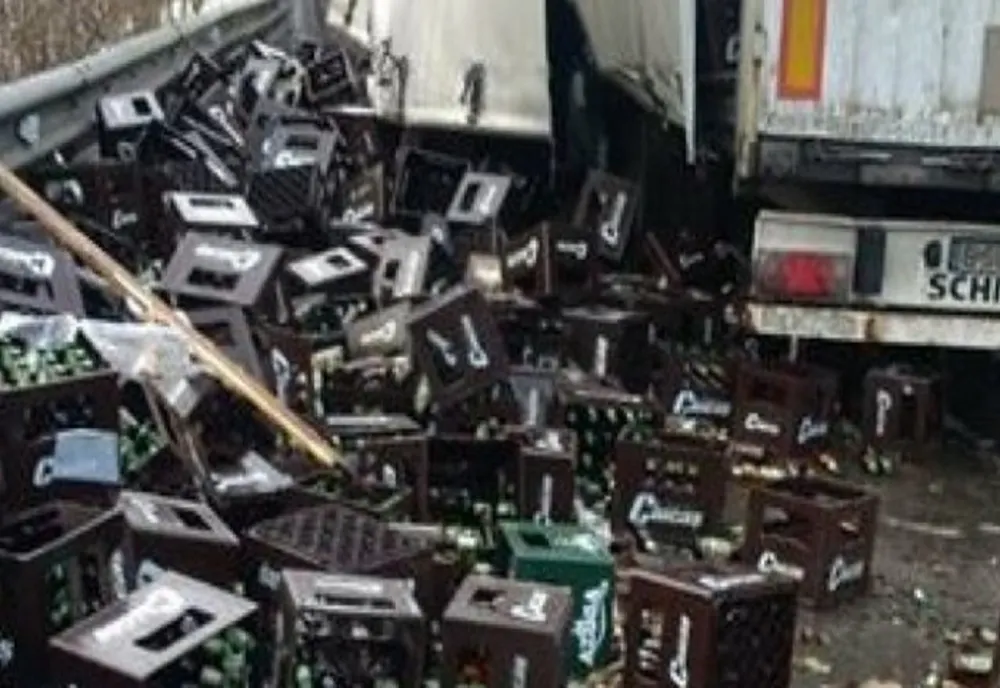 Trafic restricționat pe DN 1, la Posada, unde mai multe lăzi de bere au căzut dintr-un TIR 