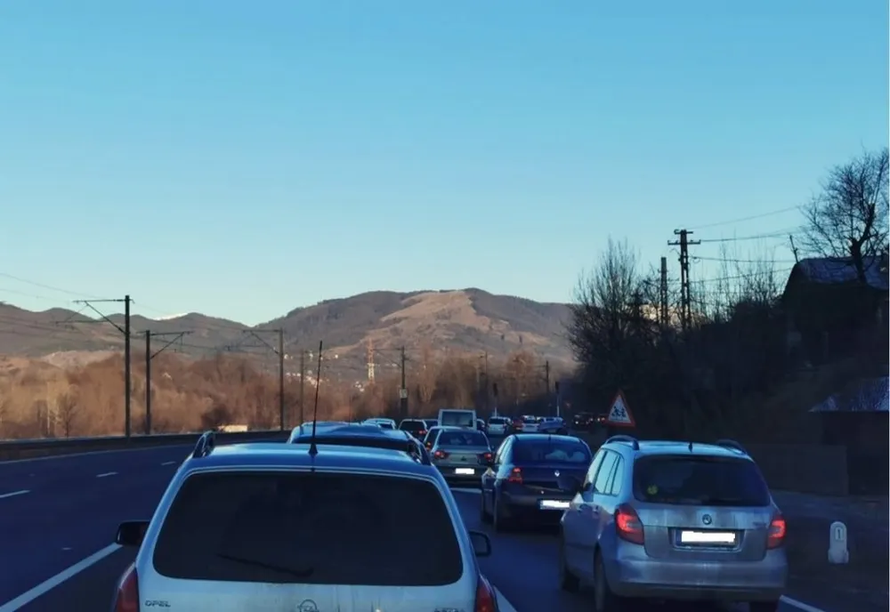 Trafic aglomerat pe Valea Prahovei. Coloane de mașini la Comarnic și Bușteni 