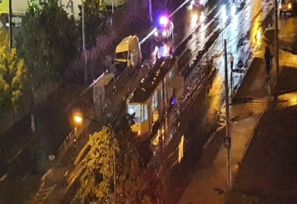 Accident pe Șoseaua Vestului din Ploiești. O dubiță a lovit gardul de la stația de tramvai