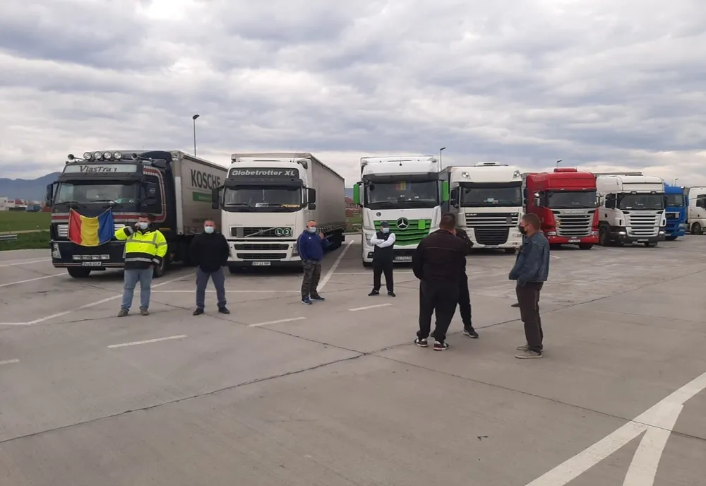 Protest al transportatorilor de mărfuri pe DN 1 A, din cauza restricţiei de la Podul Azuga 