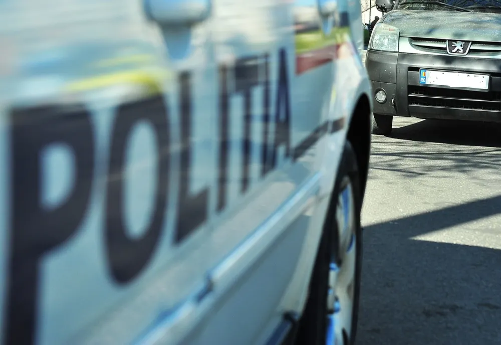 Adolescentă din Prahova, sechestrată de două femei şi obligată să facă sex cu mai mulţi bărbaţi