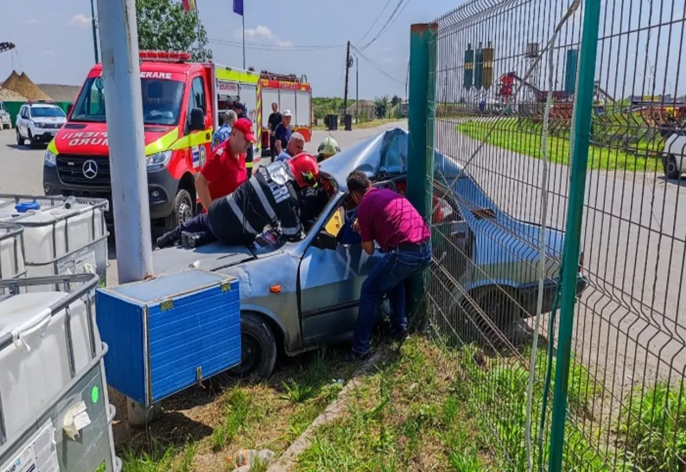 Prahova. Un șofer de 78 de ani a intrat cu mașina în stâlp