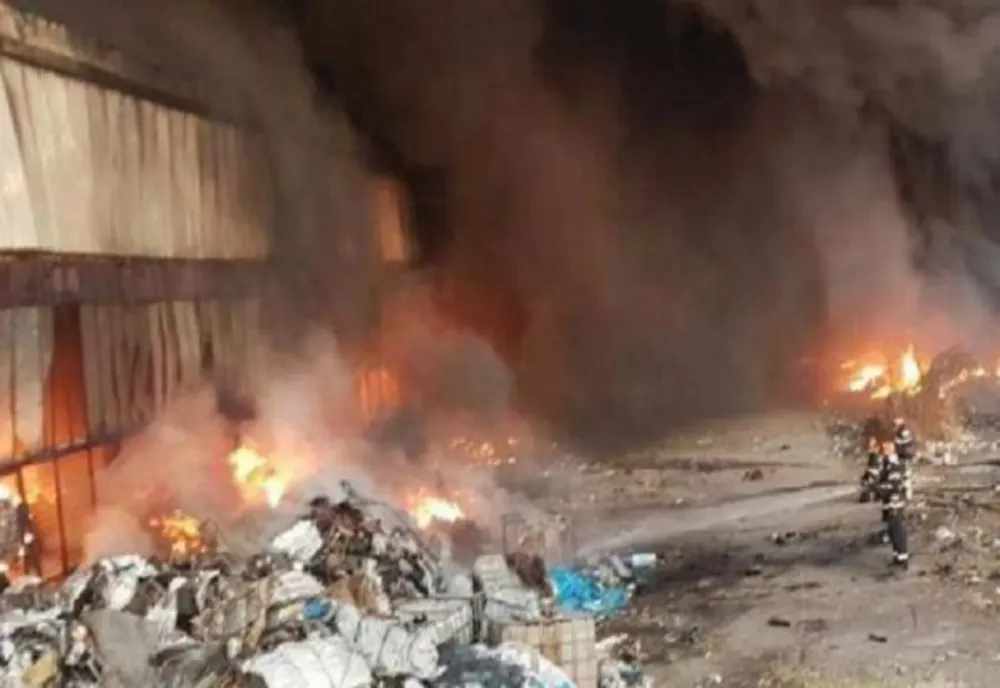 Poliția Prahova în urma incendiului de la Ecoburn: ”există posibilitatea ca o persoană să fie în interiorul clădirii”