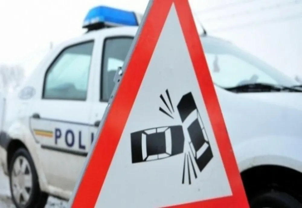 Un autoturism și un TIR, implicate într-un accident rutier pe DN 1A. Două persoane sunt rănite