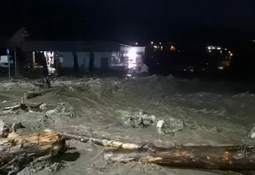 30 de locuințe inundate și DN 1 blocat de aluviuni, la Bușteni
