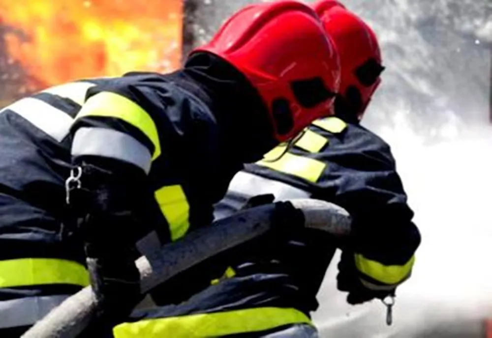 Incendiu la un adăpost de animale și fân din Lipănești. Intervenție ISU Prahova