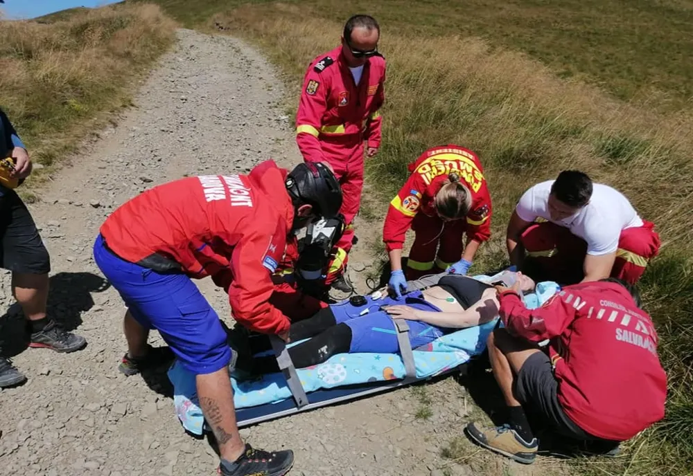 Salvamontiștii prahoveni au intervenit pentru salvarea unei turiste rănite 