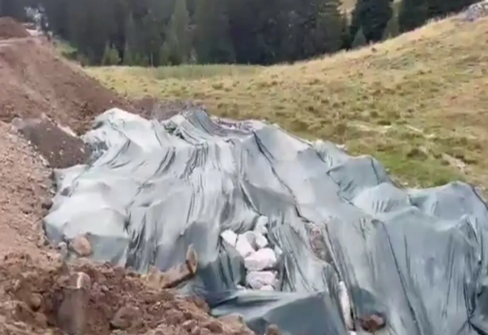 Deșeuri din construcții descoperite în Parcul Național Bucegi. Șeful GNM: ”Toată lumea știa, dar nimeni nu ne sesiza” 