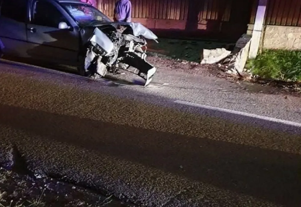 Prahova. Un tânăr a intrat cu mașina într-un cap de pod