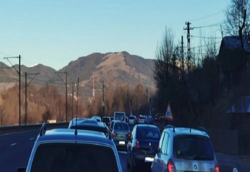   Aglomerație pe Valea Prahovei. Cozi pe DN1, în ultimul weekend înainte de noile restricții
