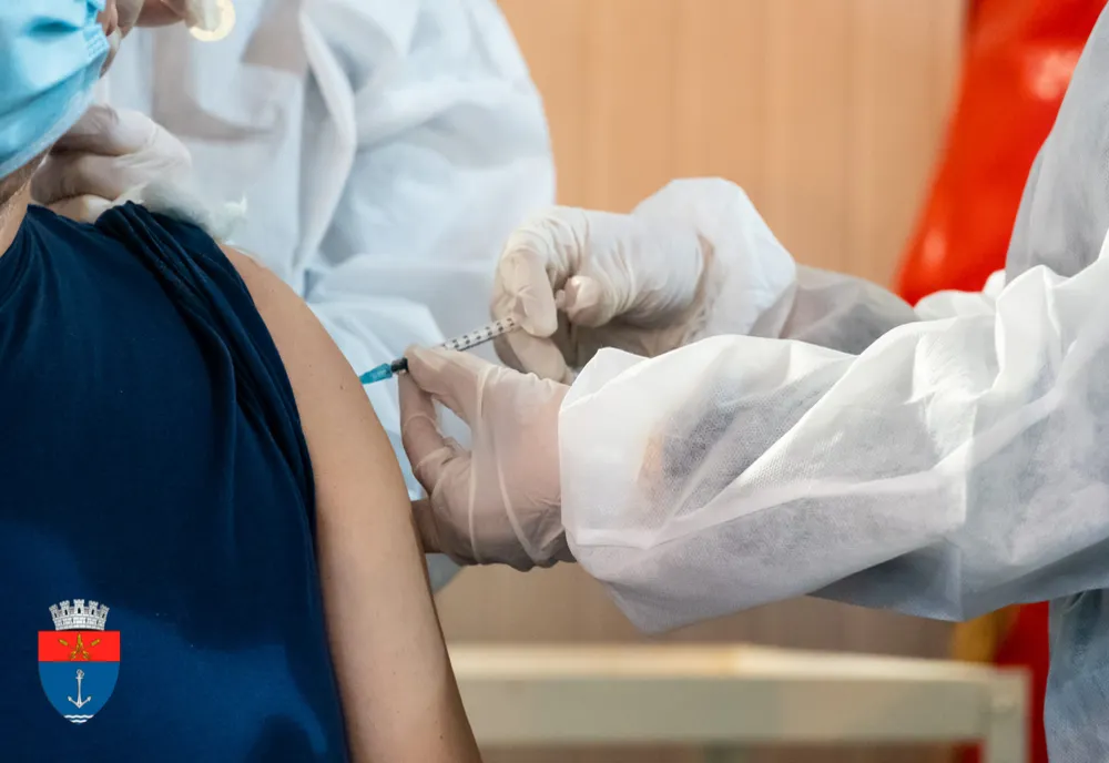 Prahova. Bărbaţii cercetați în dosarul “Vaccinare la chiuvetă” rămân sub control judiciar