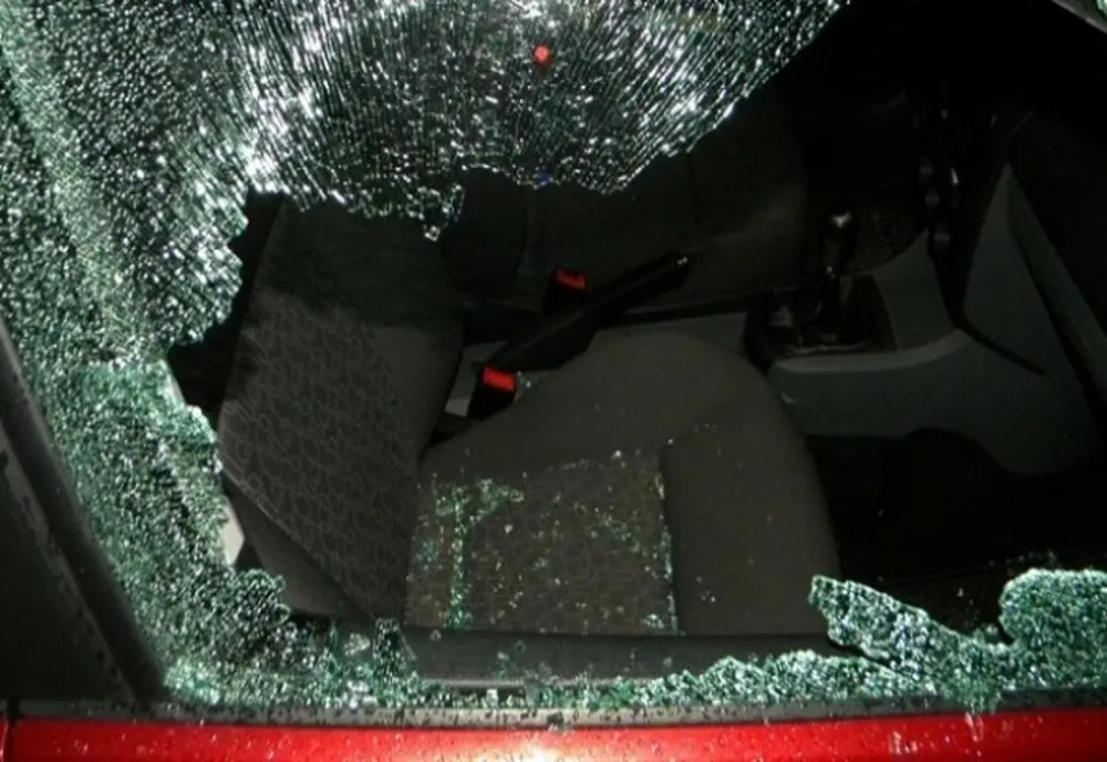 Prejudiciu de peste 11.000 de lei, la Câmpina. Banii, furați dintr-un autoturism