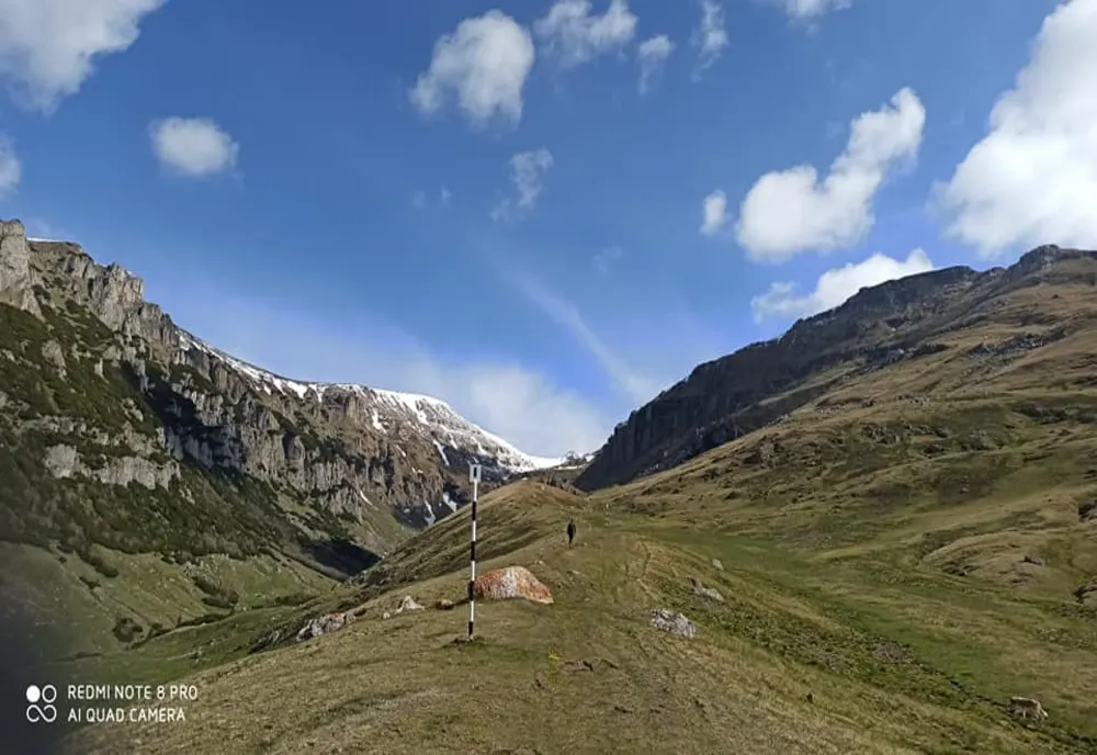 O persoană a murit după ce a căzut de la aproximativ 100 de metri înălțime, în Bucegi