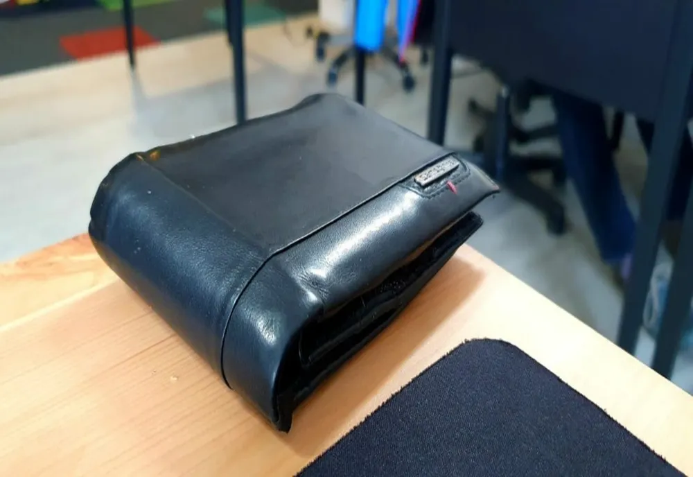 Un tânăr care a furat un portofel din biroul unui atelier de pielărie din Ploiești a fost reținut