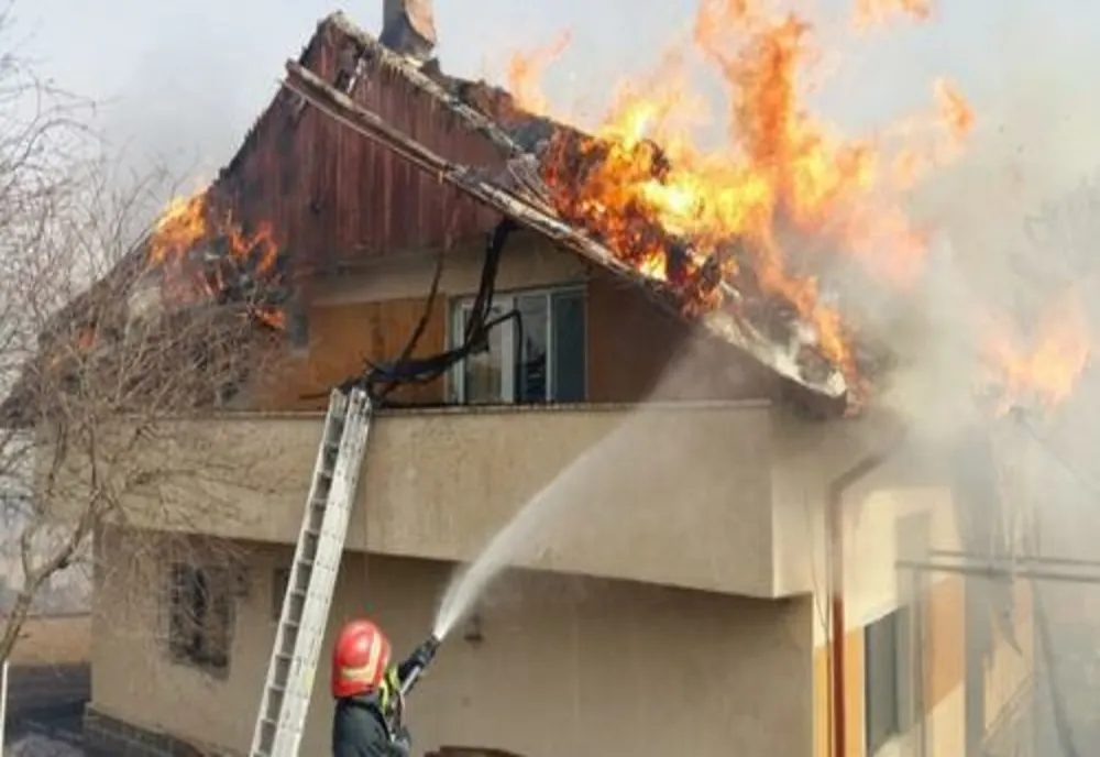 Prahova. Casă mistuită de flăcări la Negoieşti