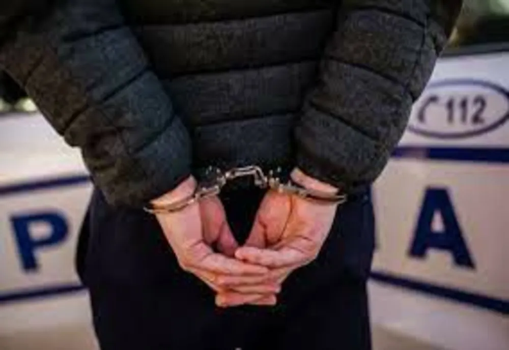 Prahova. Bărbatul care îţi ţinea fiica încuiată, arestat preventiv