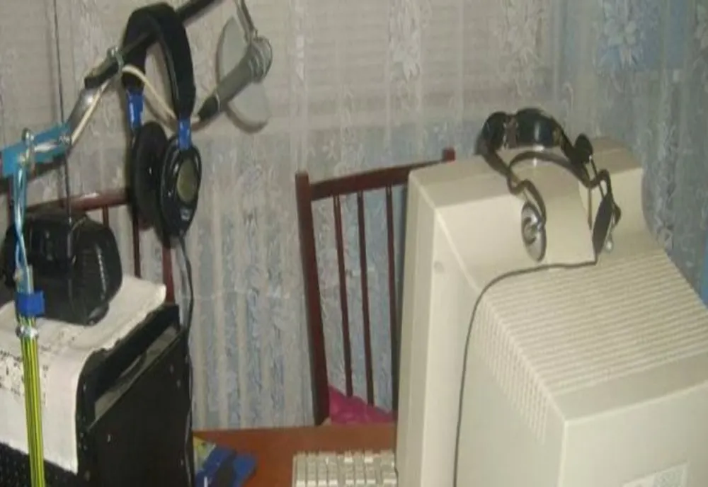 Percheziție în Prahova. Tânăr acuzat de difuzarea de programe radio în regim pirat