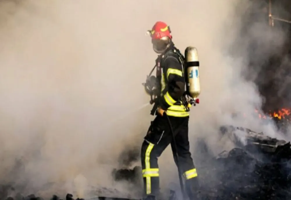 Prahova. Casă mistuită de flăcări, la Floreşti