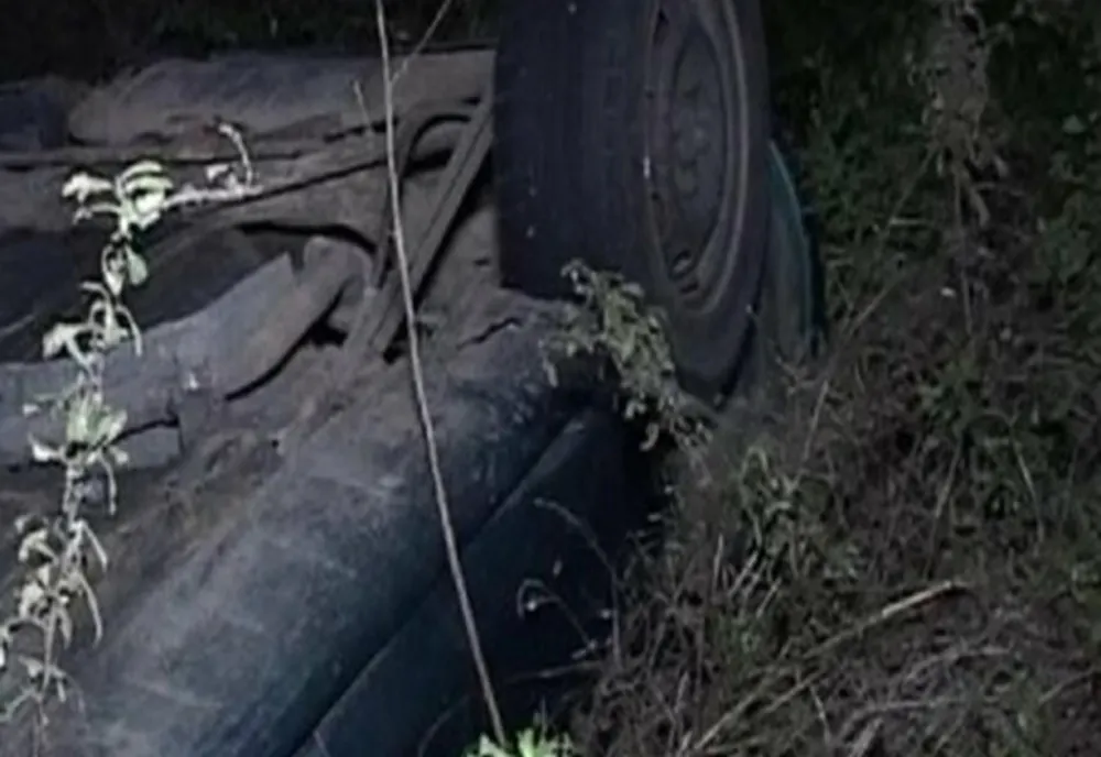 Un tânăr de 17 ani s-a răsturnat cu mașina și a fugit de la locul accidentului