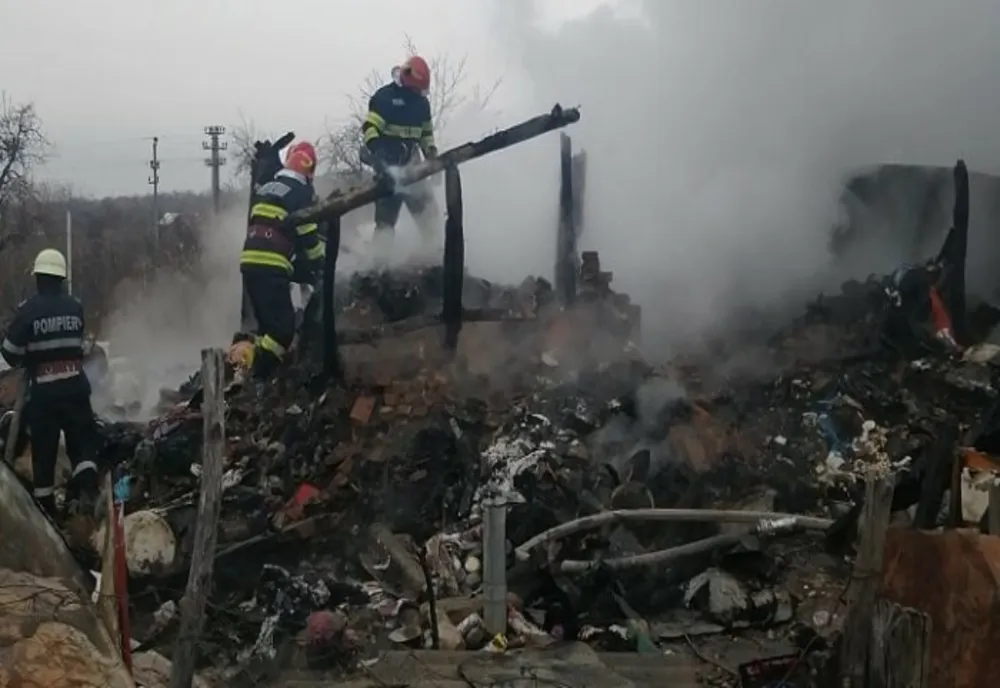 Două gospodării afectate de incendii, marți seară, în Prahova