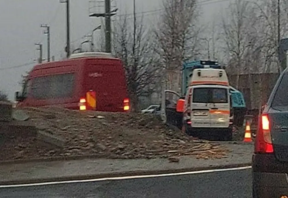 Prahova. O ambulanţă a distrus un sens giratoriu