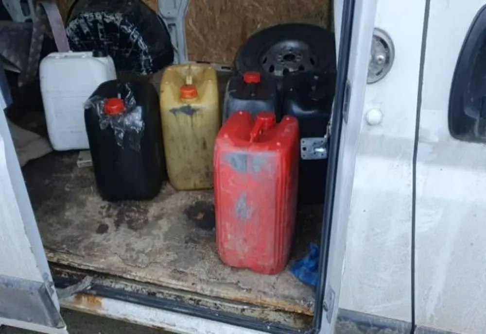 Bărbaţi reţinuţi pentru c-ar fi furat motorină din utilajele care lucrază la un proiect european din Prahova