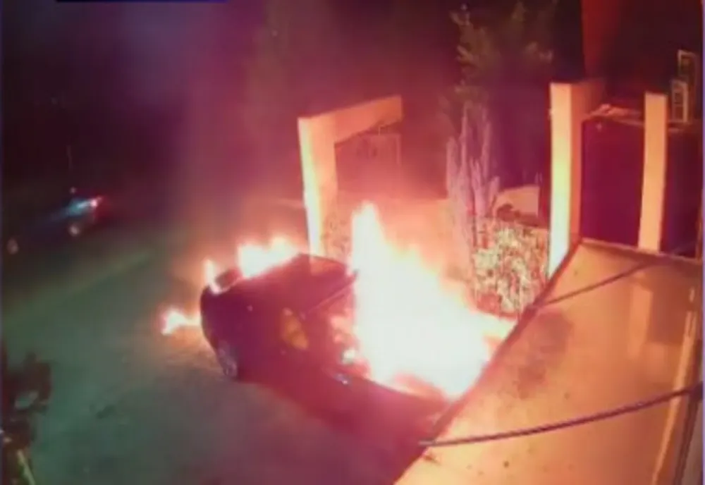 Prahova. Bărbat arestat pentru 30 de zile, după ce a incendiat mașina fostei soții. Era beat și ”a uitat” că femeia are un ordin de protecție împotriva sa