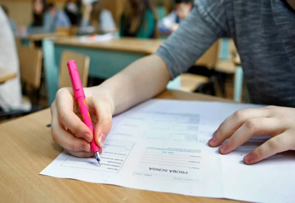 64 de candidați prahoveni au lipsit de la prima probă scrisă a examenului 