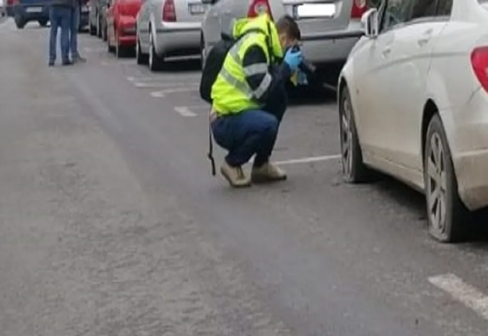 Prahova. Bărbat reținut după ce a spart anvelopele a 7 autoturisme în Ploiești