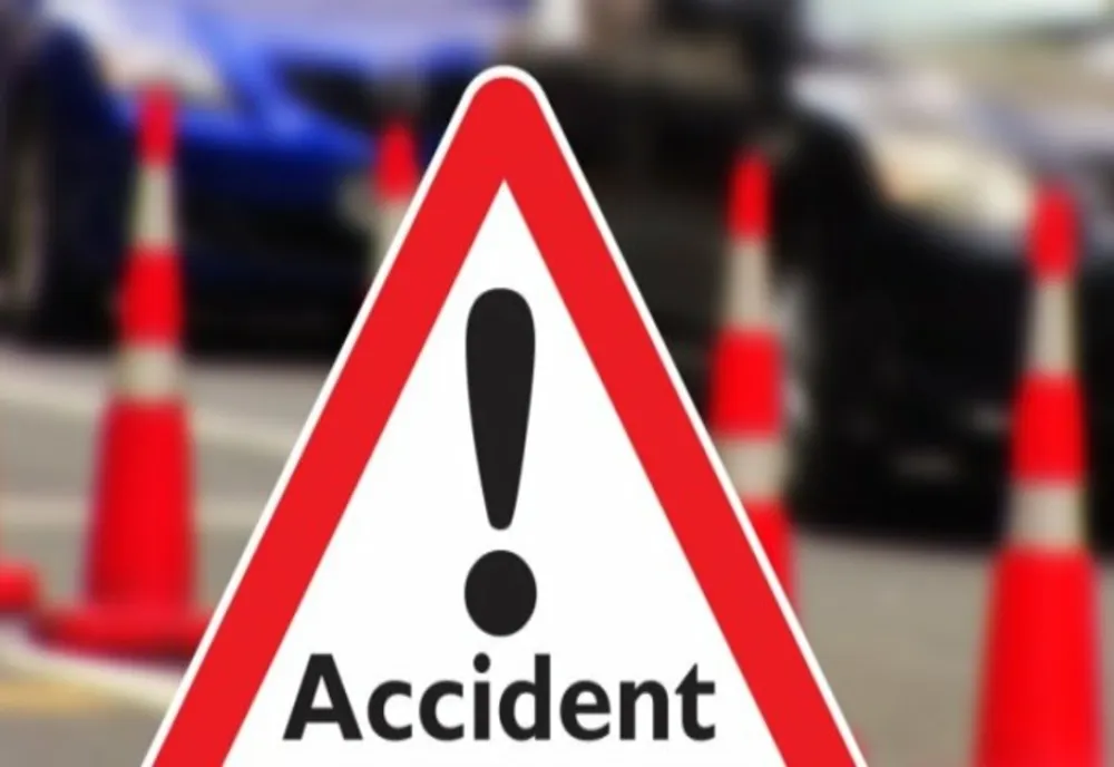 Accident pe Centura de Vest a Ploieștiului. Un autoturism a lovit sensul giratoriu
