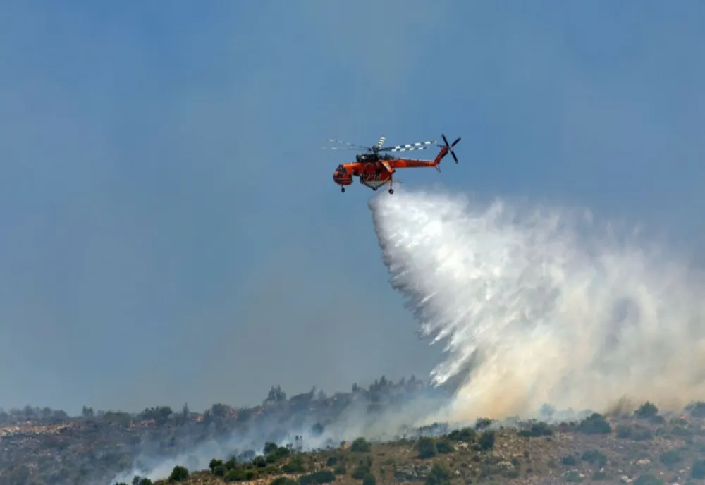 VIDEO Elicopter pilotat de un român, PRĂBUȘIT în mare, în Grecia - Doar o persoană a fost salvată! 