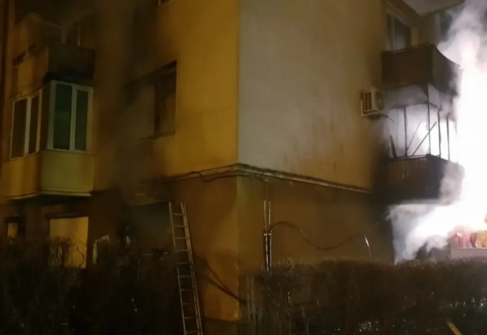 Incendiu la un bloc din Câmpina. O femeie de 20 de ani a ajuns la spital, intoxicată cu fum