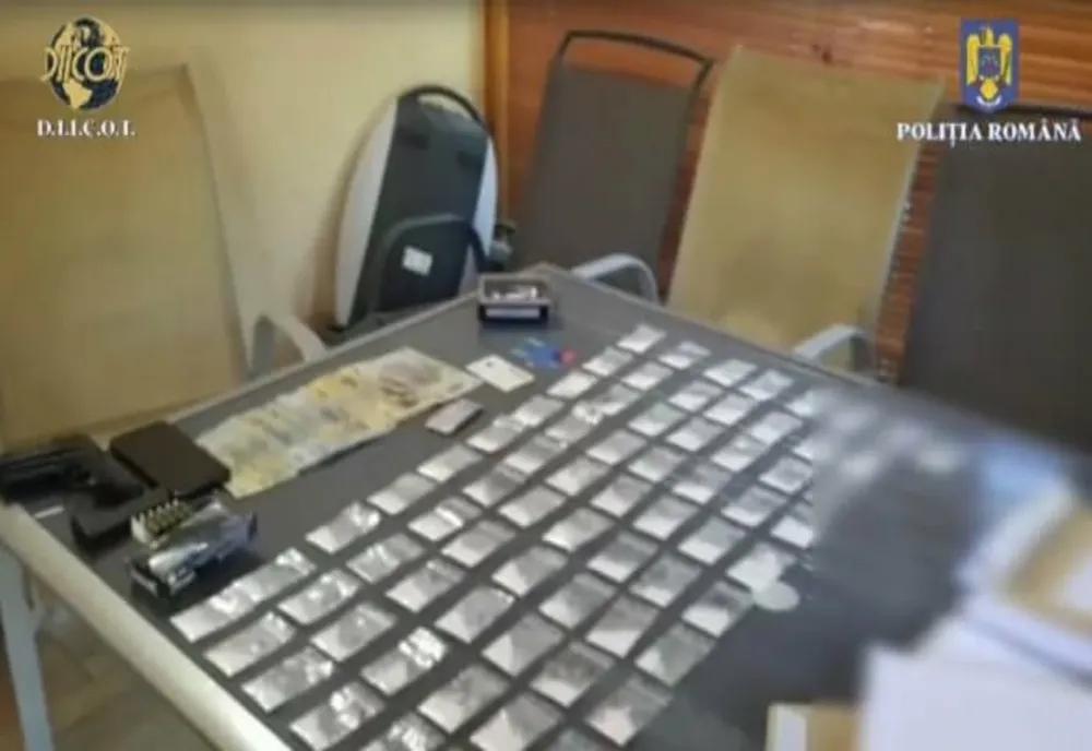 Prahovean arestat preventiv după ce a în locuinţa sa au fost găsite zeci de plicuri cu cocaină 