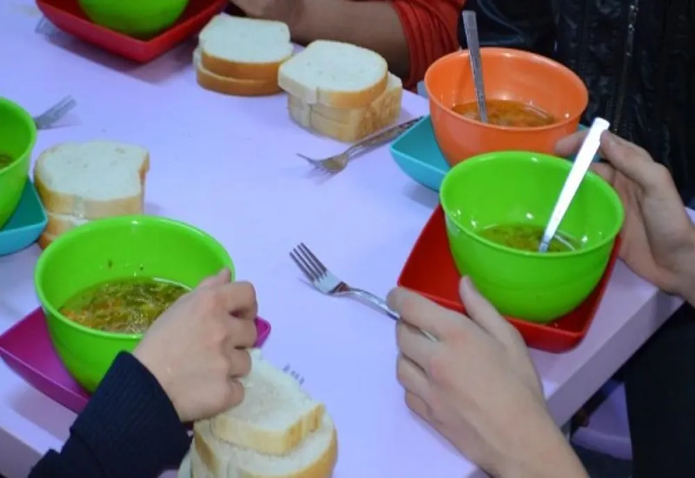 Prahova. Masă caldă pentru copiii de la şcoala gimnazială din comuna Florești