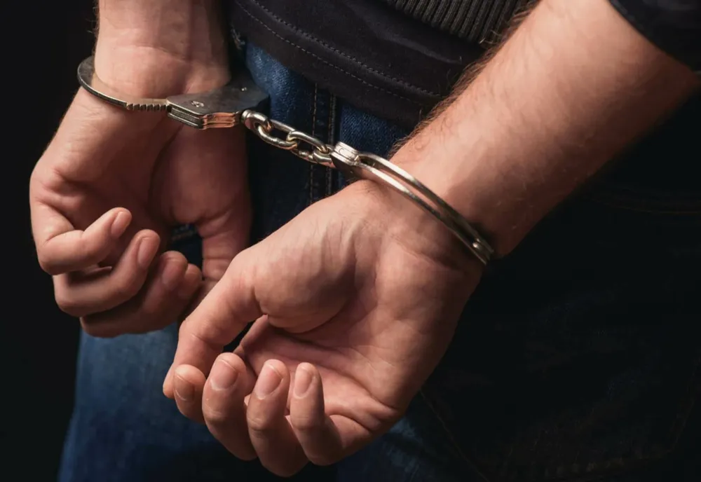 Prahova. Bărbat reținut în urma unei percheziţii la Măneşti, după un scandal între vecini