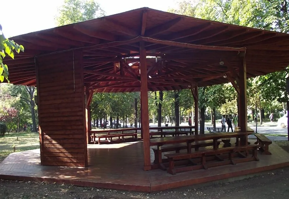 Foișoarele din parcul Nichita Stănescu din centrul Ploieștiului vandalizate de șase adolescenți. Polițiștii au găsit asupra lor o armă albă