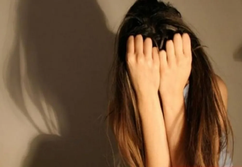 Copilă de 13 ani obligată de propria mamă să se prostitueze