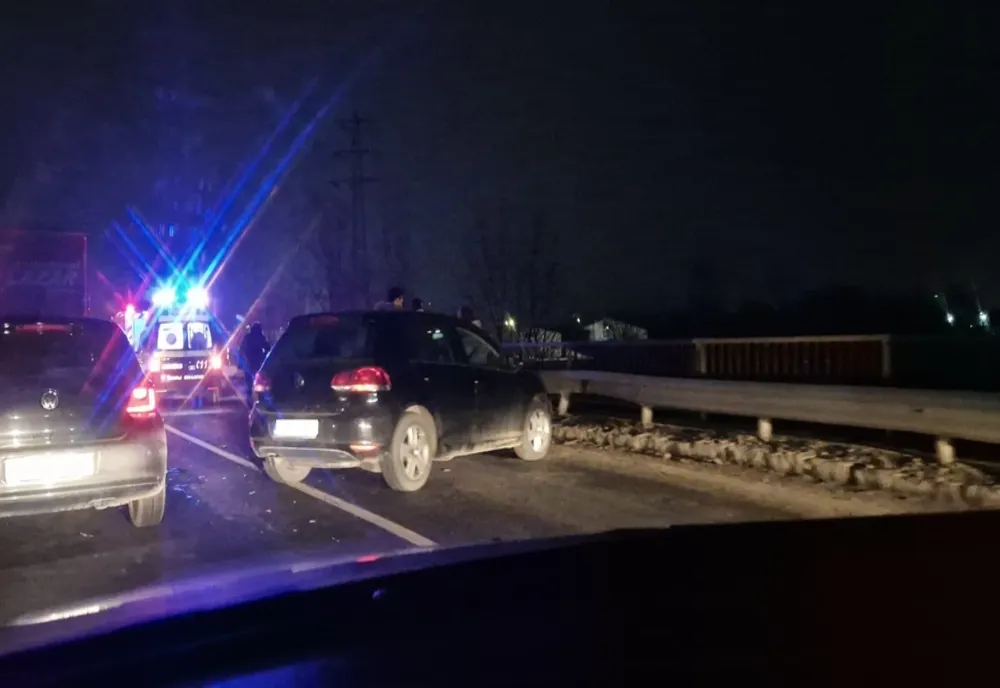 Prahova. Tamponare cu patru auto implicate pe DN1B, pe podul peste râul Teleajen 