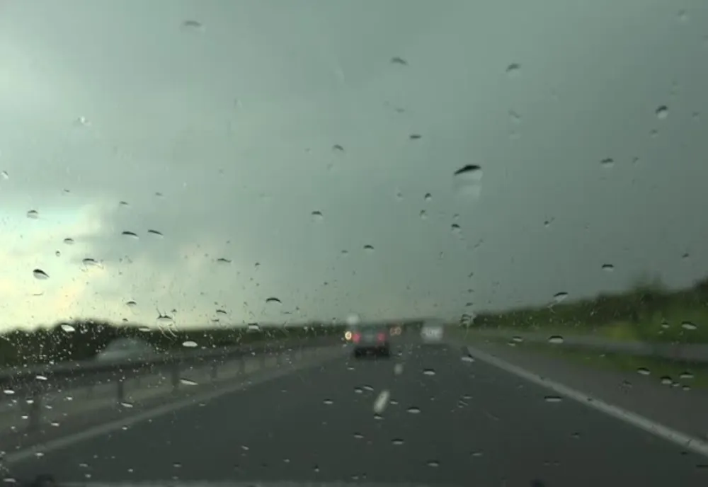Trafic în condiții de ploaie și burniță pe DN1-Valea Prahovei și pe A3 București-Ploiești